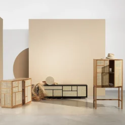 Design House Stockholm Air vitrinekast, eiken, rotan< Kasten & Vitrines