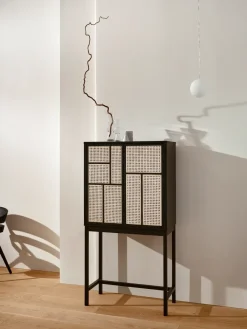 Design House Stockholm Air vitrinekast, zwart, rotan< Kasten & Vitrines