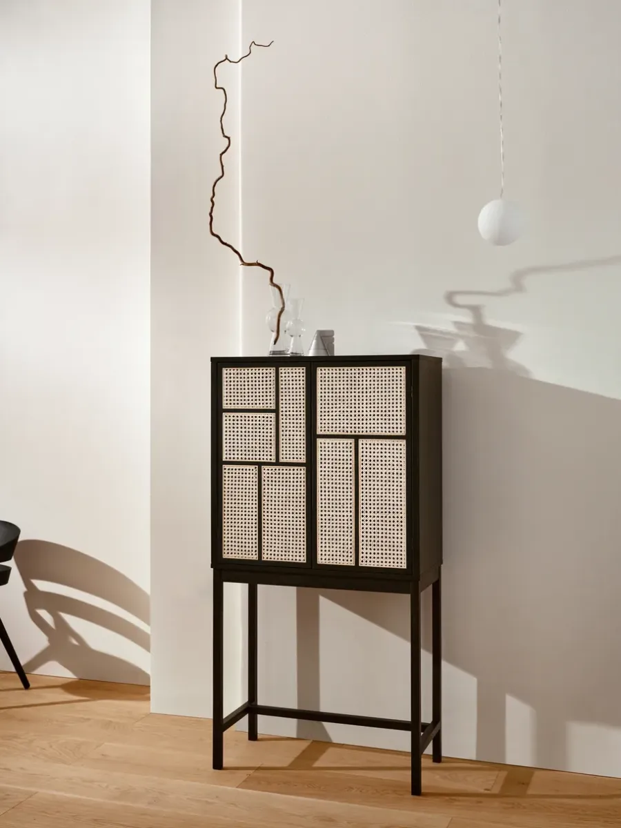 Design House Stockholm Air vitrinekast, zwart, rotan< Kasten & Vitrines