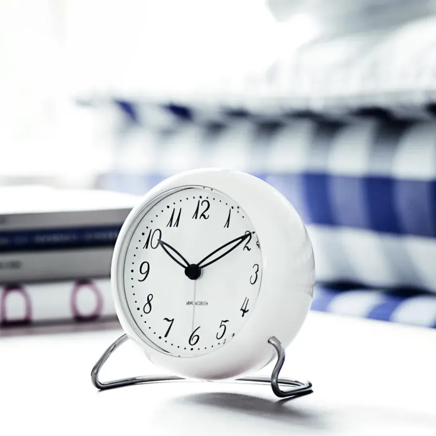 Arne Jacobsen Clocks AJ LK tafel klok, wit< Tafelklokken