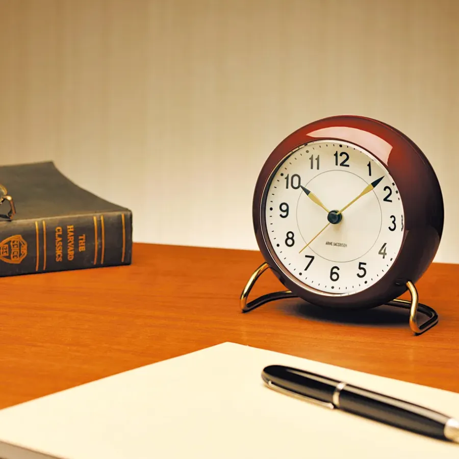 Arne Jacobsen Clocks AJ Station tafelklok bourgondisch, bourgondisch< Tafelklokken