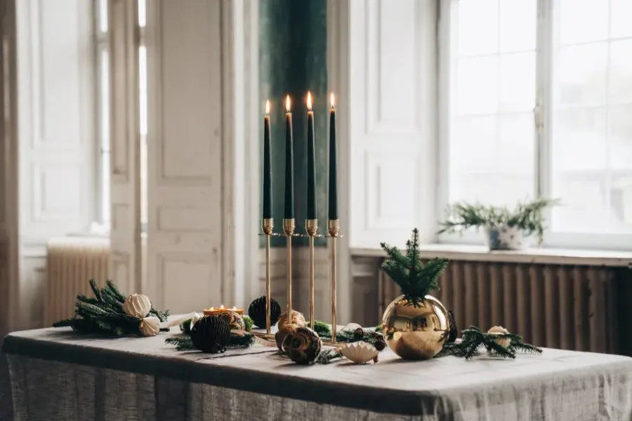 Hilke Collection Alto kandelaar, Massief messing< Adventskandelaars & -Kaarsen