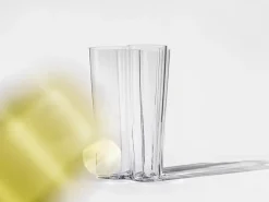 Iittala Alvar Aalto vaas helder, 251 mm.< Vazen