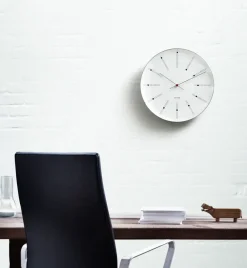Arne Jacobsen Clocks Arne Jacobsen Bankers klok, Ø 29 cm.< Wandklokken
