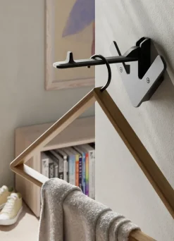 Design House Stockholm Arrow haak, zwart< Haken & Hangers