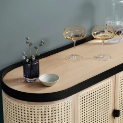 Warm Nordic Be My Guest drankkast, rotan, witgeolied eikenhout, zwart stalen onderstel< Kasten & Vitrines