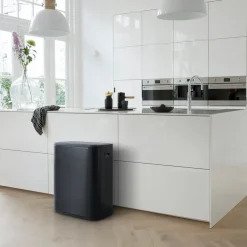 Brabantia Bo touch bin 60 L, Mat zwart< Prullenbakken