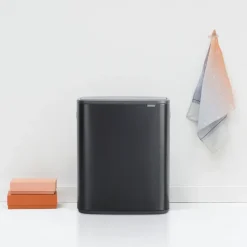 Brabantia Bo touch bin 60 L, Mat zwart< Prullenbakken