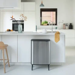 Brabantia Bo touch bin high 60 L, Mat-geborsteld staal< Prullenbakken