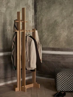 Ferm Living Bridge Clothes Stand kledinghanger, Geolied eikenhout< Kapstokken & Hangrekken