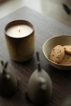 DBKD Burn geurkaars 60 u., Crème-bruin< Geurkaarsen & Aroma Diffusers