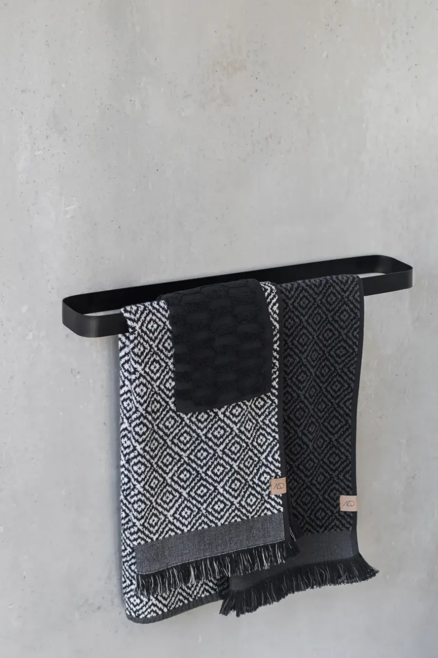 Mette Ditmer Carry handdoekhanger 52 cm, Black< Handdoekenrekken & -Ringen