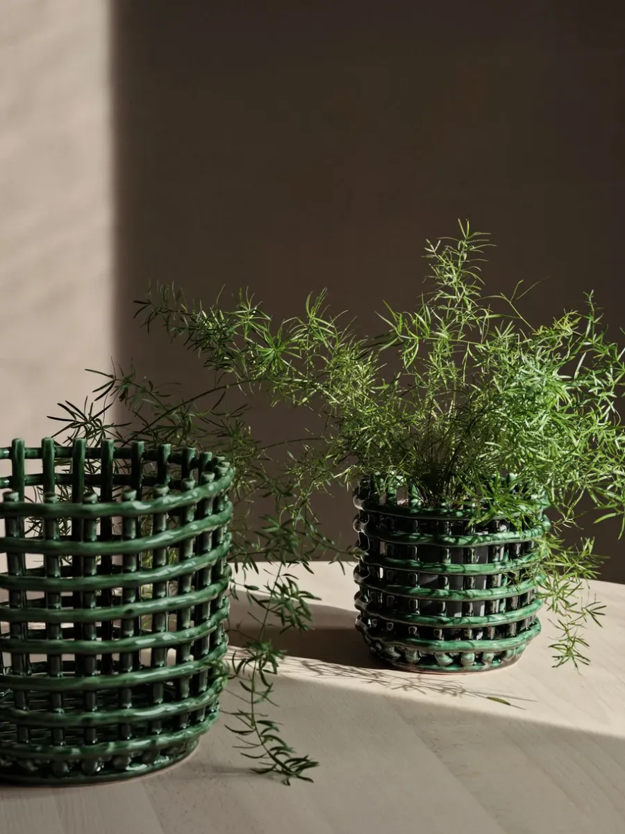 Ferm Living Ceramic gevlochten mand Ø23,5 cm, Emerald Green< Opbergmanden