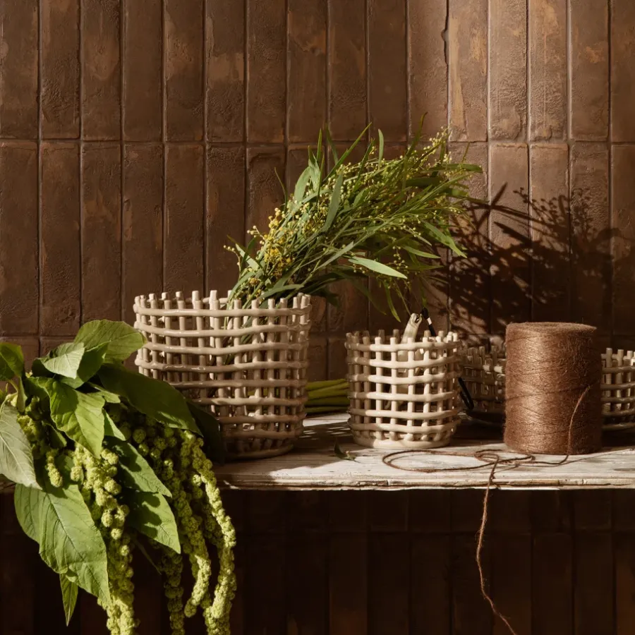 Ferm Living Ceramic gevlochten mand Ø23,5 cm, Cashmere< Opbergmanden