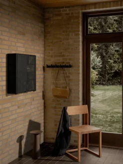 Kristina Dam Studio Column kapstok 49 cm, Zwartgelakt eik< Kapstokken & Hangrekken