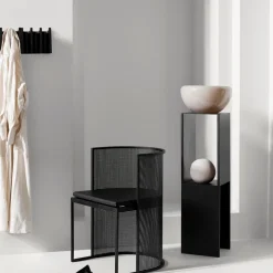 Kristina Dam Studio Column kapstok, oak black lacquered< Kapstokken & Hangrekken