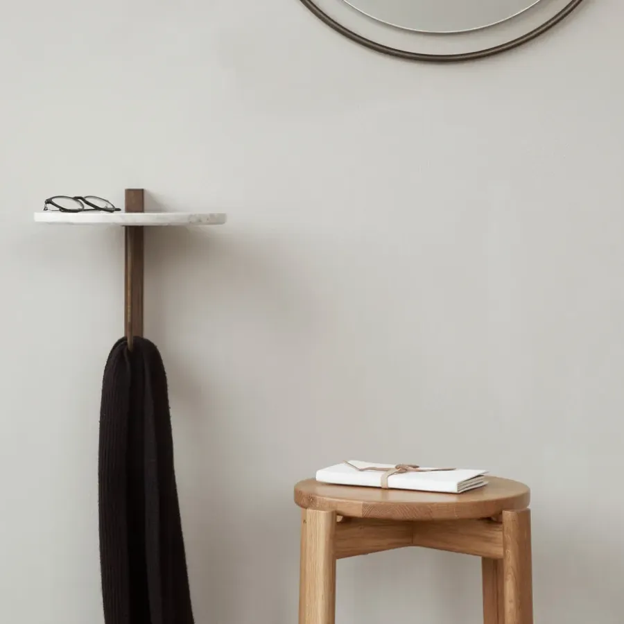 Audo Copenhagen Corbel plank, marmor carrara, donkergebeitst eikenhout< Planken & Planksystemen