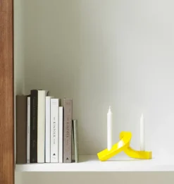 Normann Copenhagen Crooked kandelaar 2, Yellow< Kandelaars