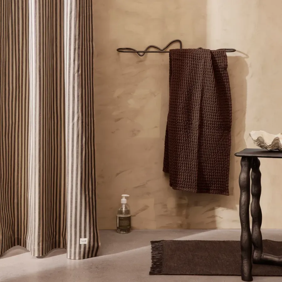 Ferm Living Curvature handdoekhanger, Zwart messing< Handdoekenrekken & -Ringen