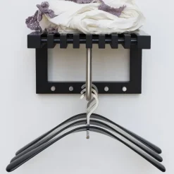 Fritz Hansen Cutter hoedenplank mini, zwart geschilderd eikenhout< Garderobehaken & Hoedenplanken