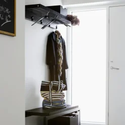 Fritz Hansen Cutter kapstokplank, Zwartgelakt eiken< Garderobehaken & Hoedenplanken