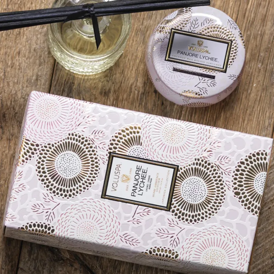 Voluspa Decorative tin kaars 25 branduren, Panjore Lychee< Geurkaarsen & Aroma Diffusers