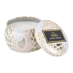 Voluspa Decorative tin kaars 25 branduren, Santal Vanille< Geurkaarsen & Aroma Diffusers