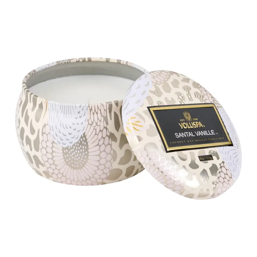 Voluspa Decorative tin kaars 25 branduren, Santal Vanille< Geurkaarsen & Aroma Diffusers