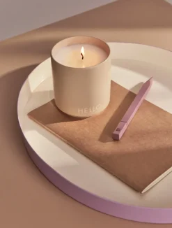 Design Letters geurkaars Ø8 cm, Hello-beige< Geurkaarsen & Aroma Diffusers