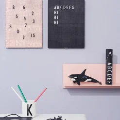 Design Letters letterbox, witte letters< Prikborden