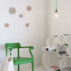 Muuto Dots wandhaak eikenhout, klein< Haken & Hangers|Opbergoplossingen Voor De Kinderkamer