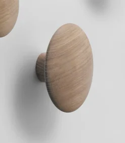 Muuto Dots wandhaak eikenhout, middel< Haken & Hangers|Opbergoplossingen Voor De Kinderkamer