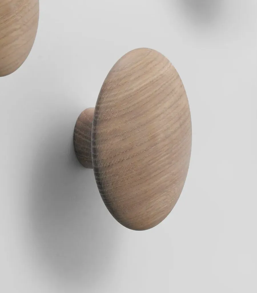 Muuto Dots wandhaak eikenhout, middel< Haken & Hangers|Opbergoplossingen Voor De Kinderkamer