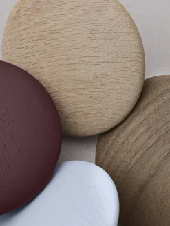 Muuto Dots wood haak dark stained brown, Ø6,5 cm< Haken & Hangers