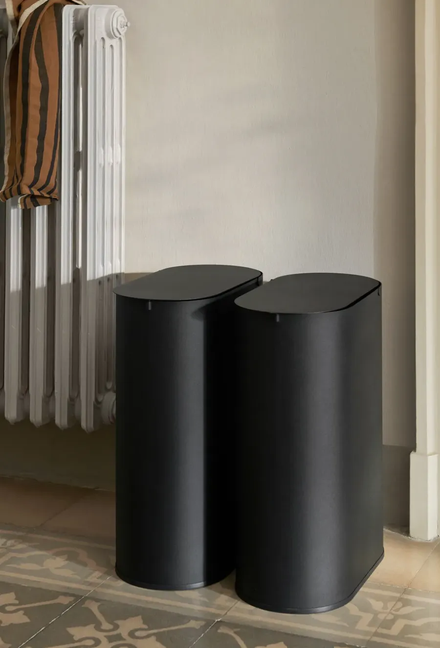 Ferm Living Enkel vuilnisbak medium, Black< Pedaalemmers