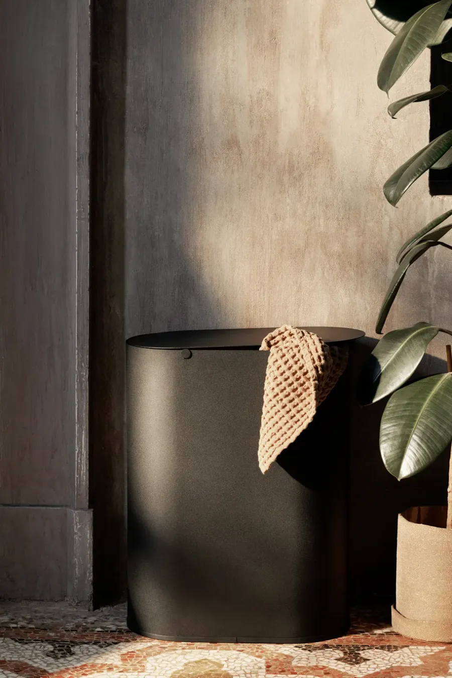 Ferm Living Enkel vuilnisbak medium, Black< Pedaalemmers