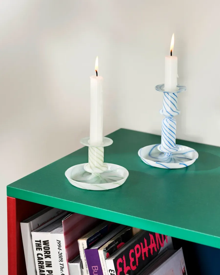 HAY Flare Stripe medium kandelaar, Blauw-wit< Kandelaars