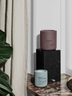 Blomus Fraga geurkaars 24 uur, Rose & White Musk-Flintstone< Geurkaarsen & Aroma Diffusers