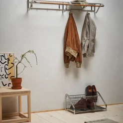 Essem Design Funk hoedenplank, roestvrij staal, geoliede eikenhouten stang.< Garderobehaken & Hoedenplanken