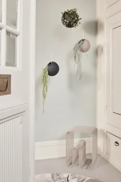 AYTM GLOBE hangende bloempot Ø17 cm h28 cm, Taupe< Bloempotten