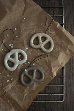 DBKD Hanging pretzel decoratiehanger, Dust< Kerstdecoraties