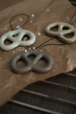 DBKD Hanging pretzel decoratiehanger, Dust< Kerstdecoraties
