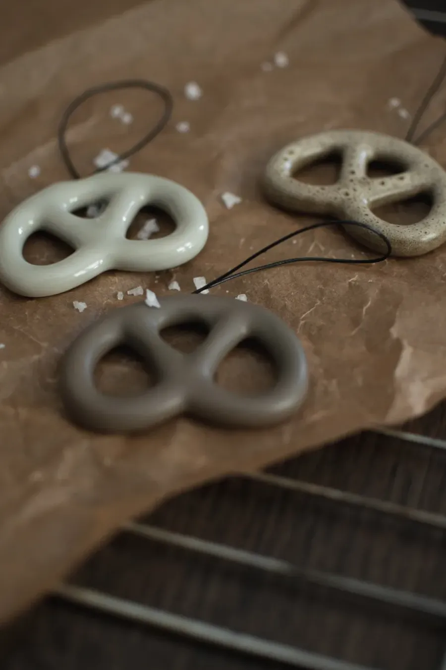 DBKD Hanging pretzel decoratiehanger, Dust< Kerstdecoraties