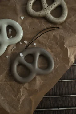 DBKD Hanging pretzel decoratiehanger, Dust< Kerstdecoraties