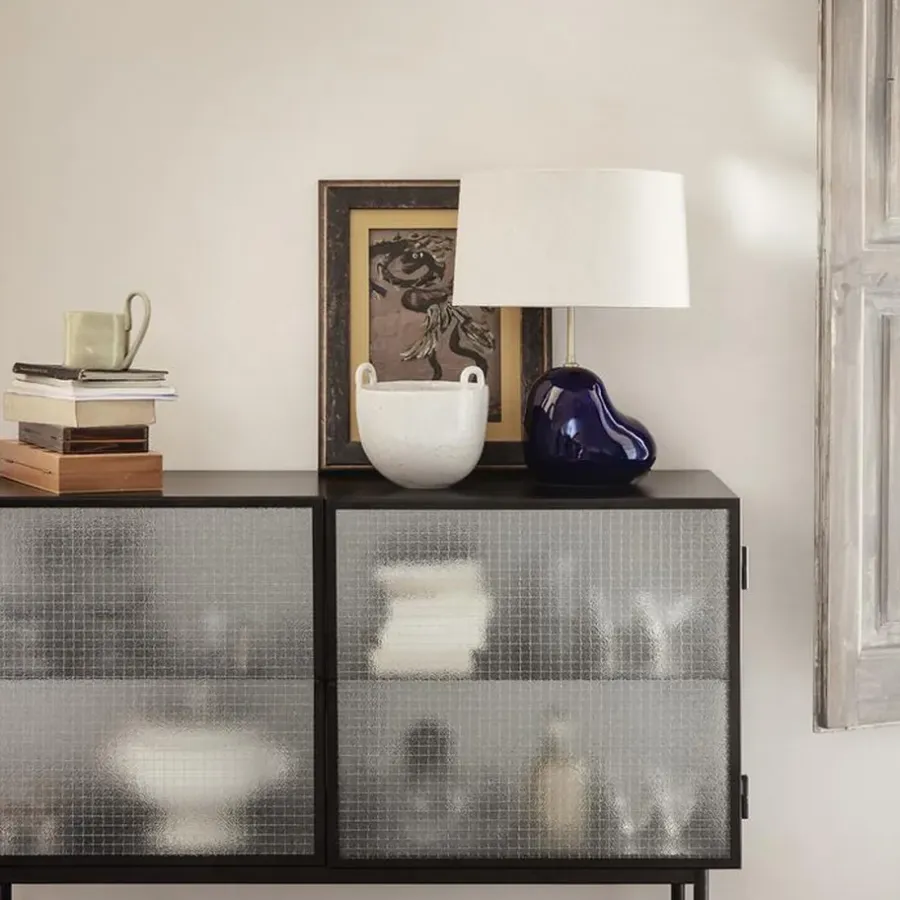 Ferm Living Haze sideboard, cashmere, golvend glas< Ladekasten & Dressoirs