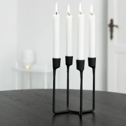 Normann Copenhagen Heima kaarsenhouder, zwart< Kandelaars