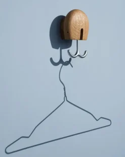 Massproductions Hercule wandhaak, Geolied eikenhout< Haken & Hangers