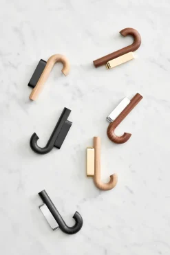 Gejst Hook haak mini 13,3 cm, Eikenhout-messing< Haken & Hangers