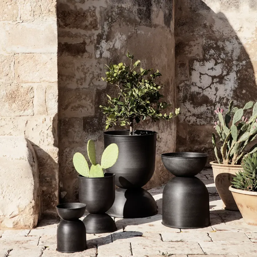 Ferm Living Hourglass bloempot extra small Ø21 cm, Zwart-donkergrijs< Bloempotten