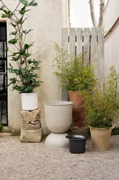 Ferm Living Hourglass pot groot Ø50 cm, Cashmere< Bloempotten
